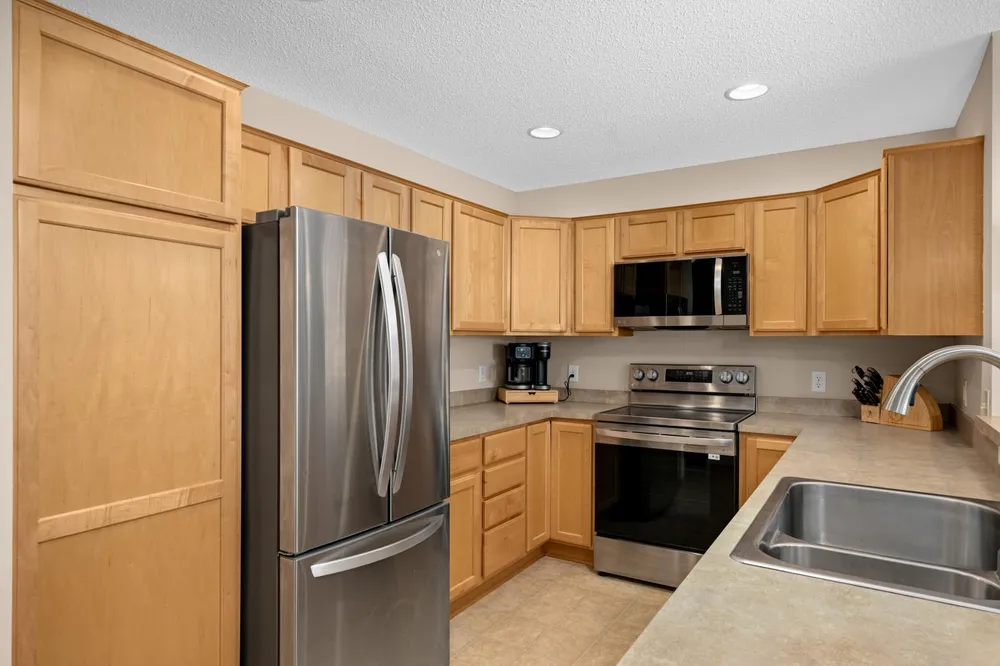 8173 Darcy Ln, Inver Grove Heights, MN 55076-3832