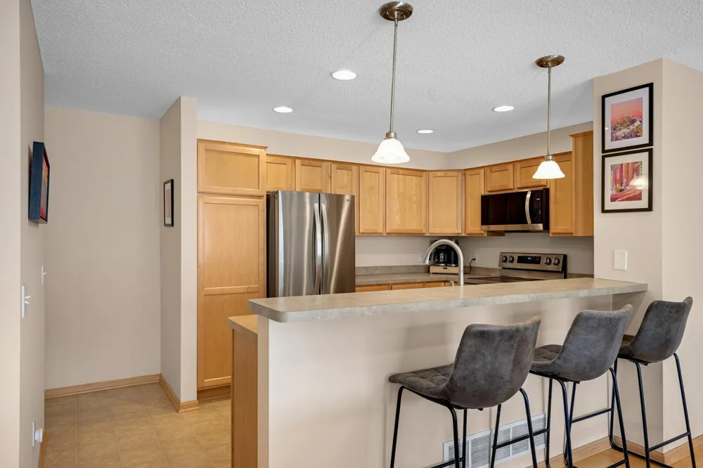 8173 Darcy Ln, Inver Grove Heights, MN 55076-3832