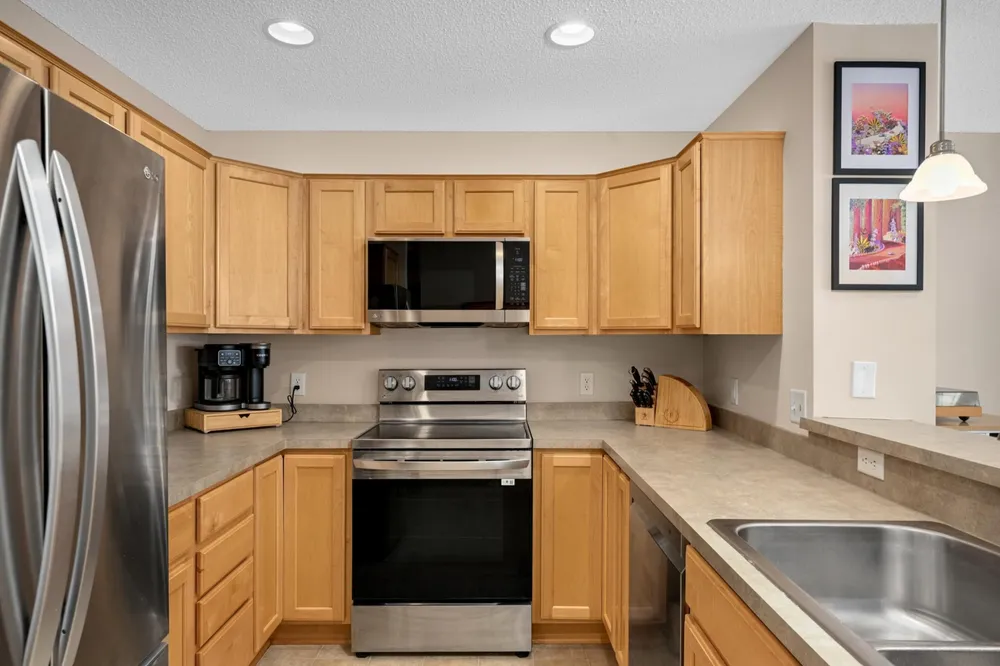 8173 Darcy Ln, Inver Grove Heights, MN 55076-3832