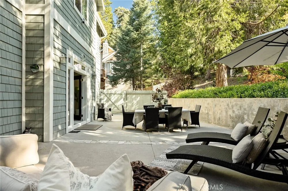 26385 Walnut Hills Dr, Lake Arrowhead, CA 92352
