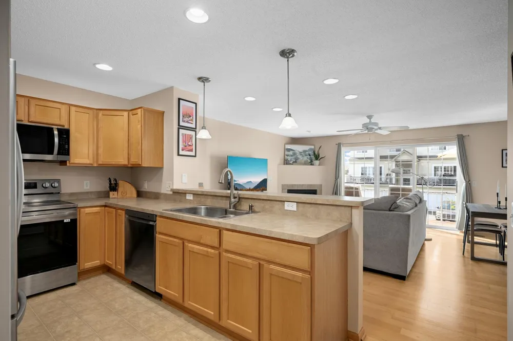 8173 Darcy Ln, Inver Grove Heights, MN 55076-3832
