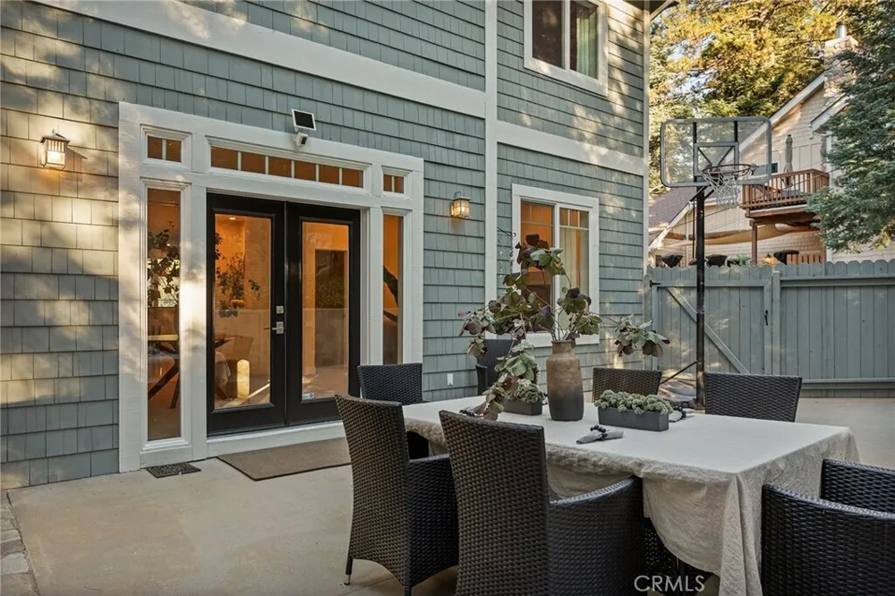 26385 Walnut Hills Dr, Lake Arrowhead, CA 92352