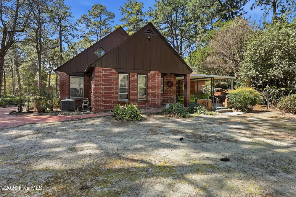 535 E Morganton Rd, Southern Pines, NC 28387