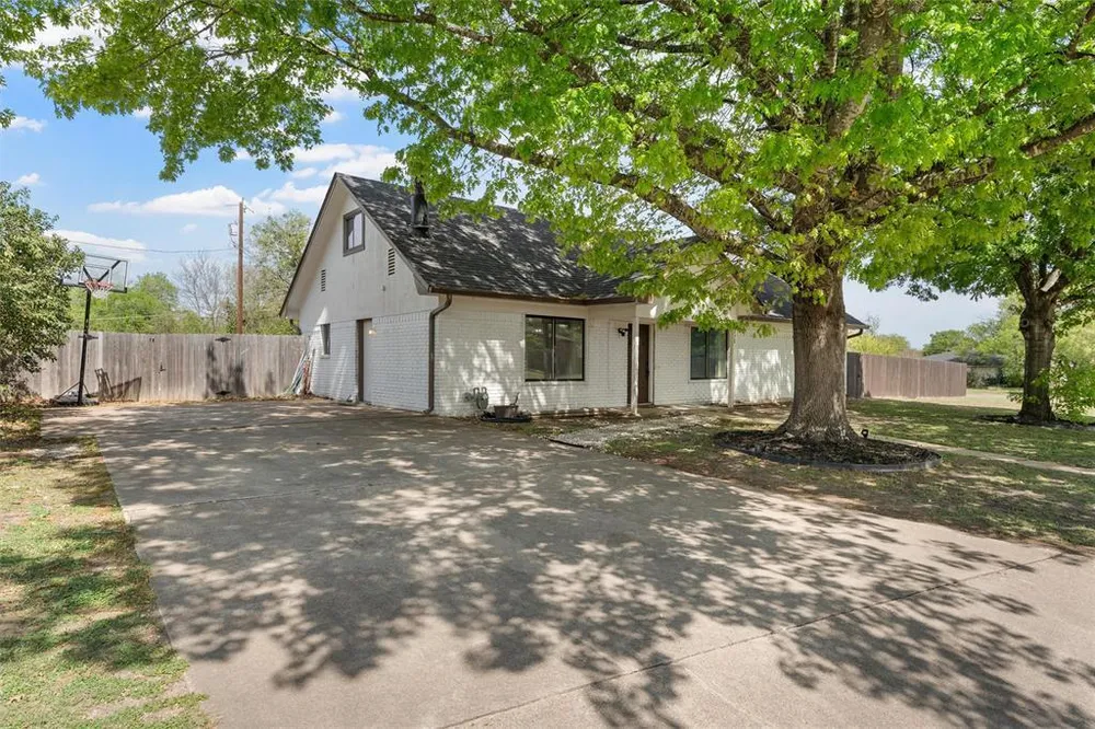 128 E Johnson St, Hewitt, TX 76643
