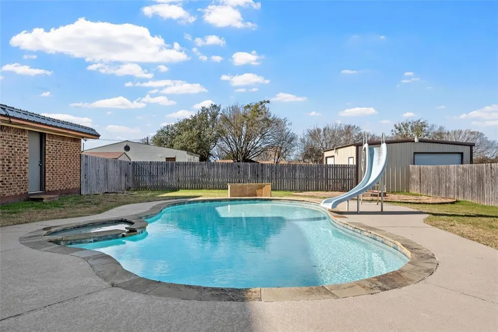 398 Bluebonnett Ln, Lorena, TX 76655