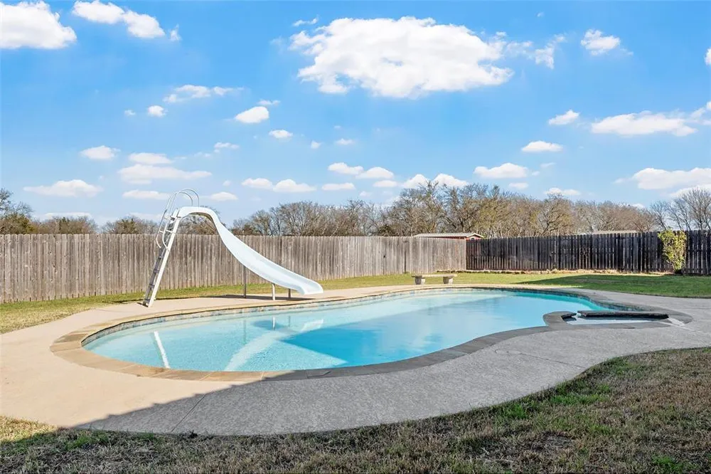 398 Bluebonnett Ln, Lorena, TX 76655