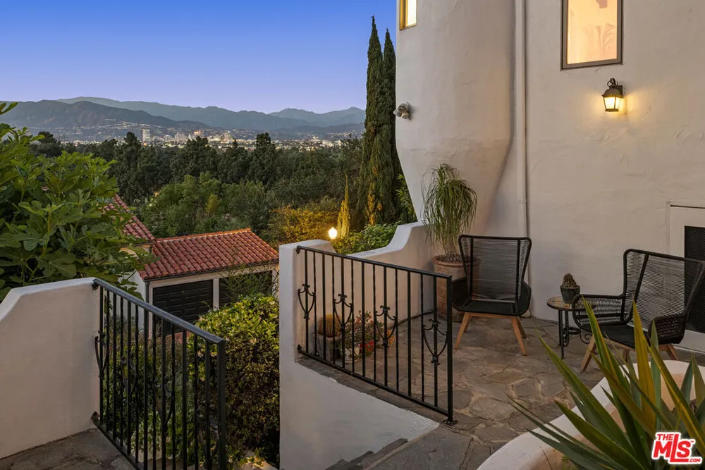 3700 Arbolada Rd, Los Feliz, CA 90027