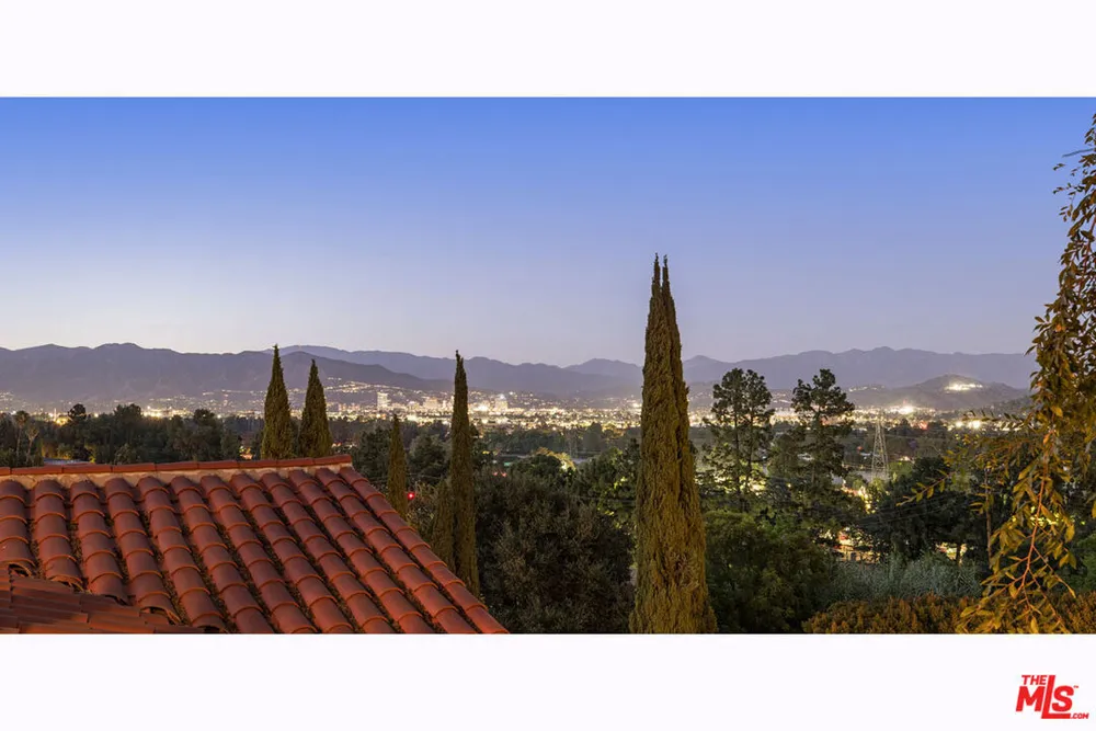 3700 Arbolada Rd, Los Feliz, CA 90027