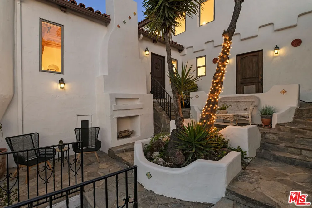 3700 Arbolada Rd, Los Feliz, CA 90027