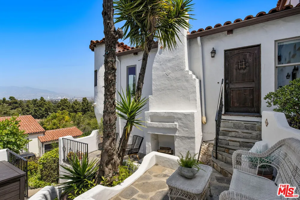 3700 Arbolada Rd, Los Feliz, CA 90027