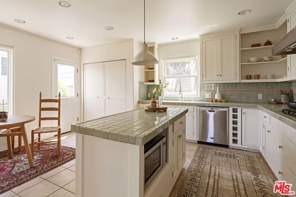 3700 Arbolada Rd, Los Feliz, CA 90027