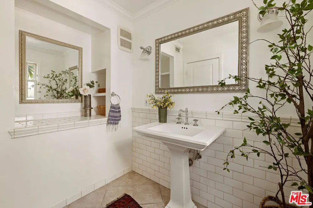 3700 Arbolada Rd, Los Feliz, CA 90027