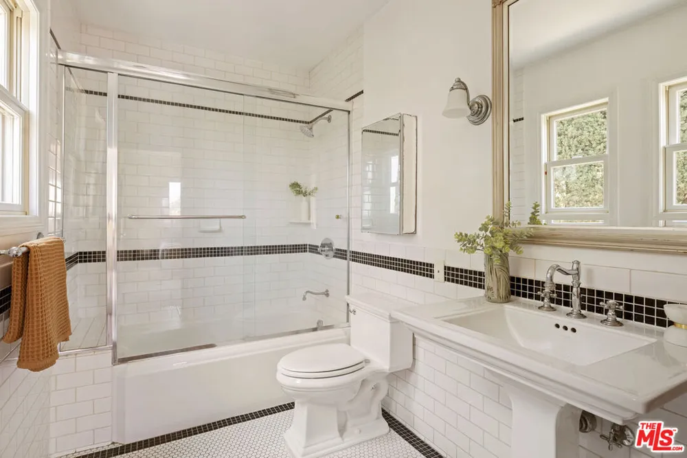 3700 Arbolada Rd, Los Feliz, CA 90027