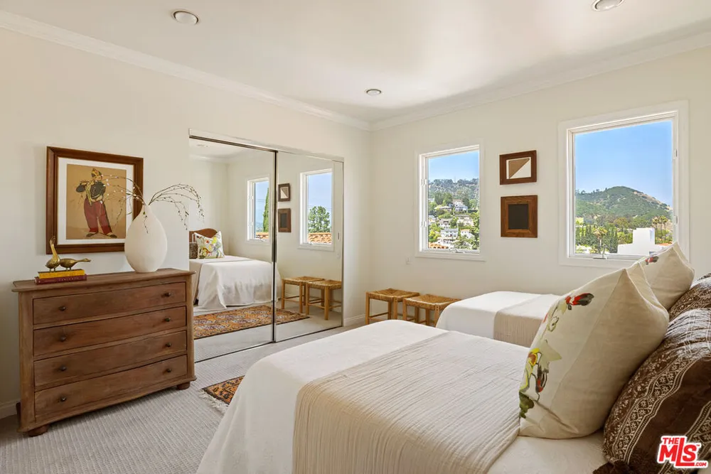 3700 Arbolada Rd, Los Feliz, CA 90027