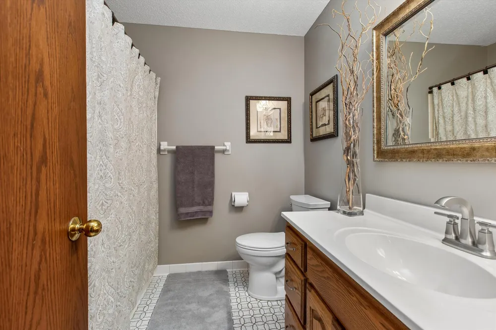 412 E 135th St, Burnsville, MN 55337