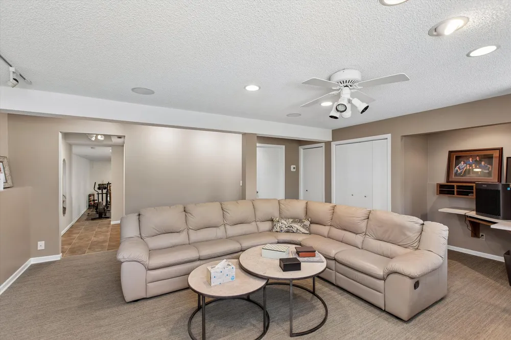 412 E 135th St, Burnsville, MN 55337