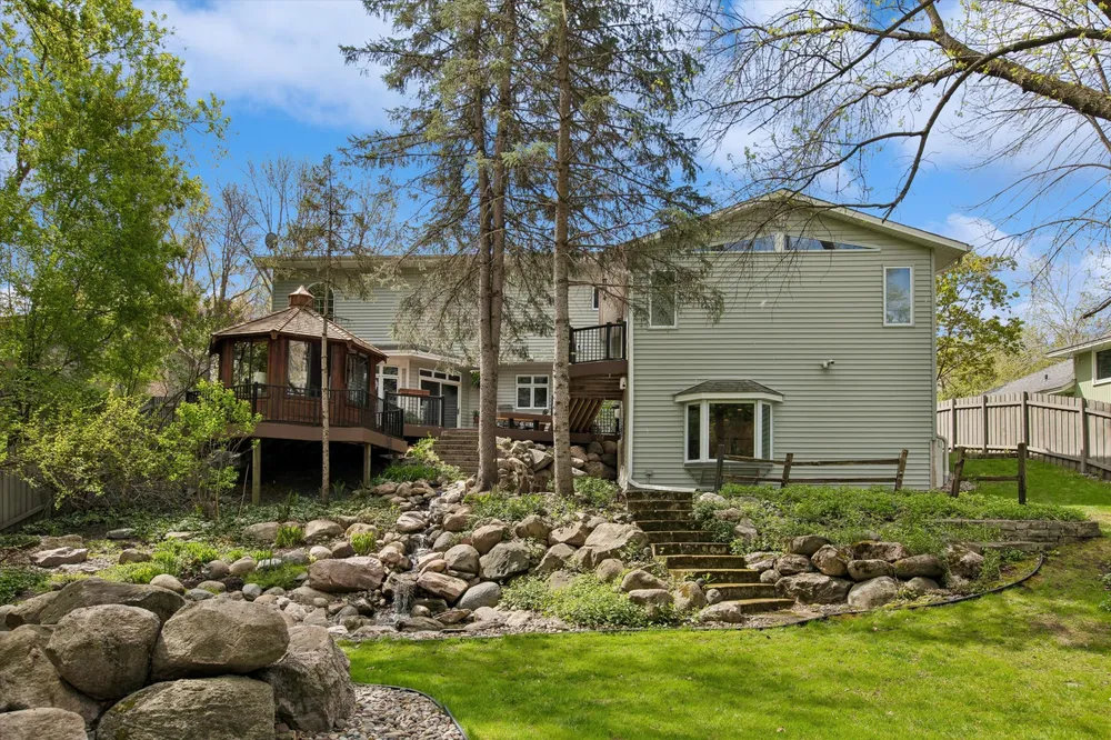 412 E 135th St, Burnsville, MN 55337