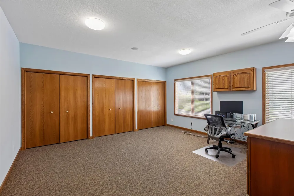 412 E 135th St, Burnsville, MN 55337