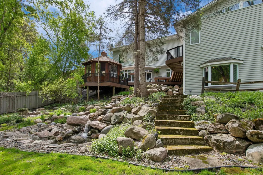 412 E 135th St, Burnsville, MN 55337