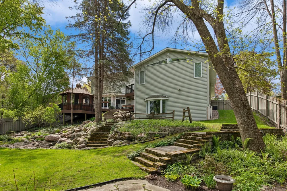 412 E 135th St, Burnsville, MN 55337