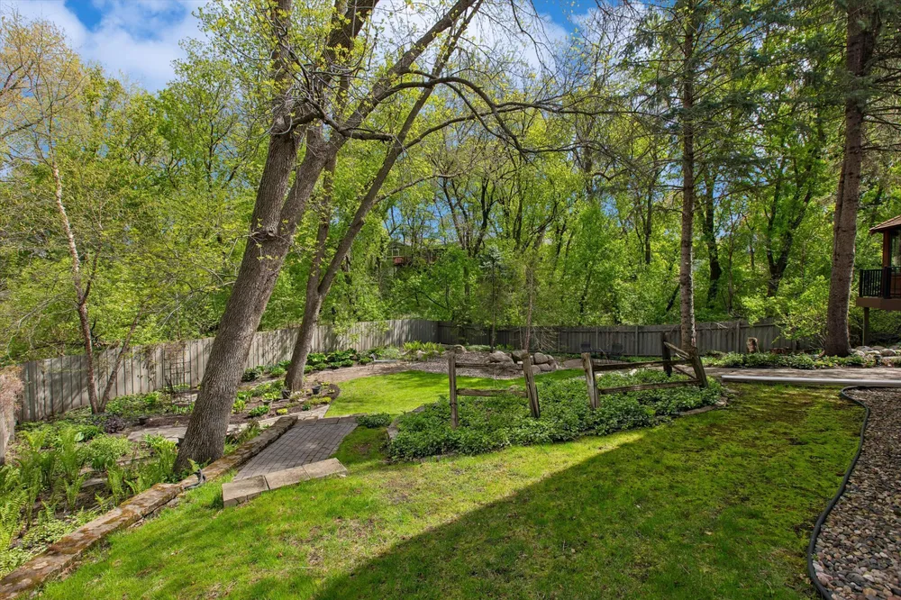 412 E 135th St, Burnsville, MN 55337