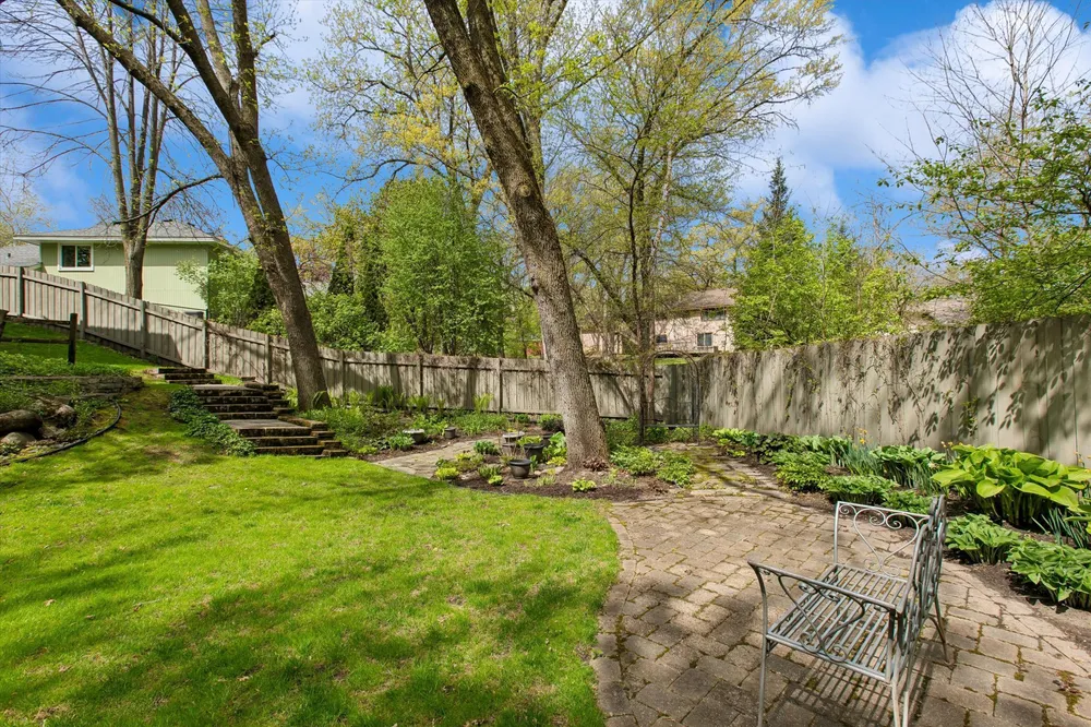 412 E 135th St, Burnsville, MN 55337