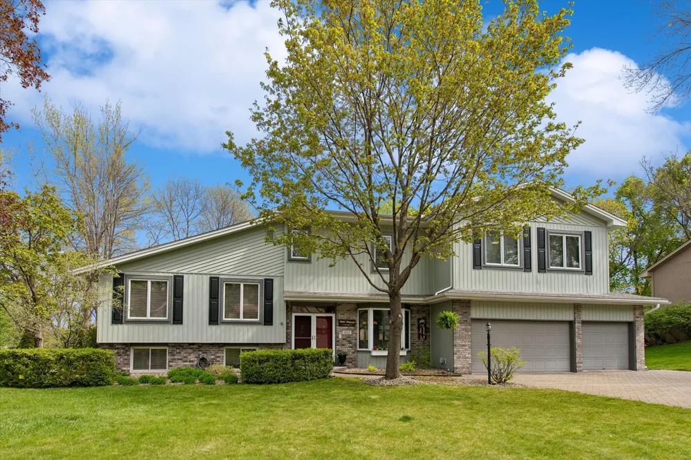 412 E 135th St, Burnsville, MN 55337