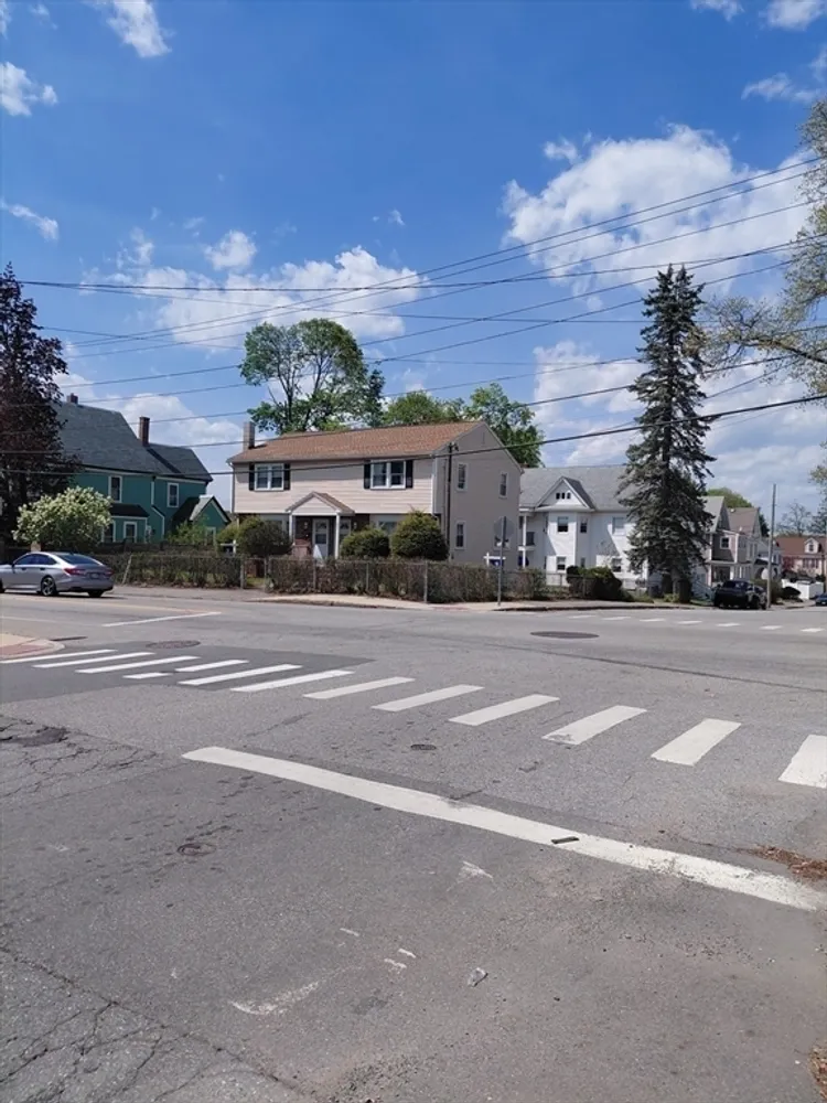 627 Westford St, Lowell, MA 01851