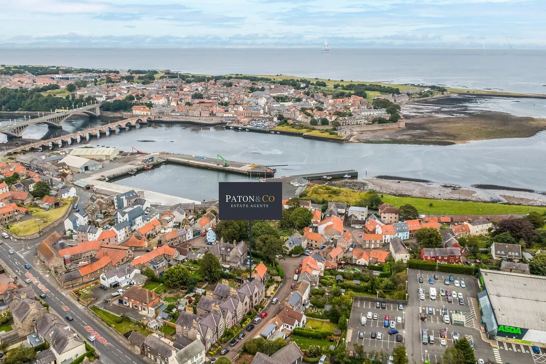 https://mr0.homeflow-assets.co.uk/files/photo/image/47186/8140/_x_/DJI_0556-HDR-Edit-Arrow.jpg