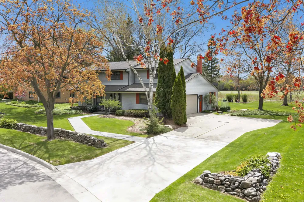341 Roselawn Blvd, Green Bay, WI 54301