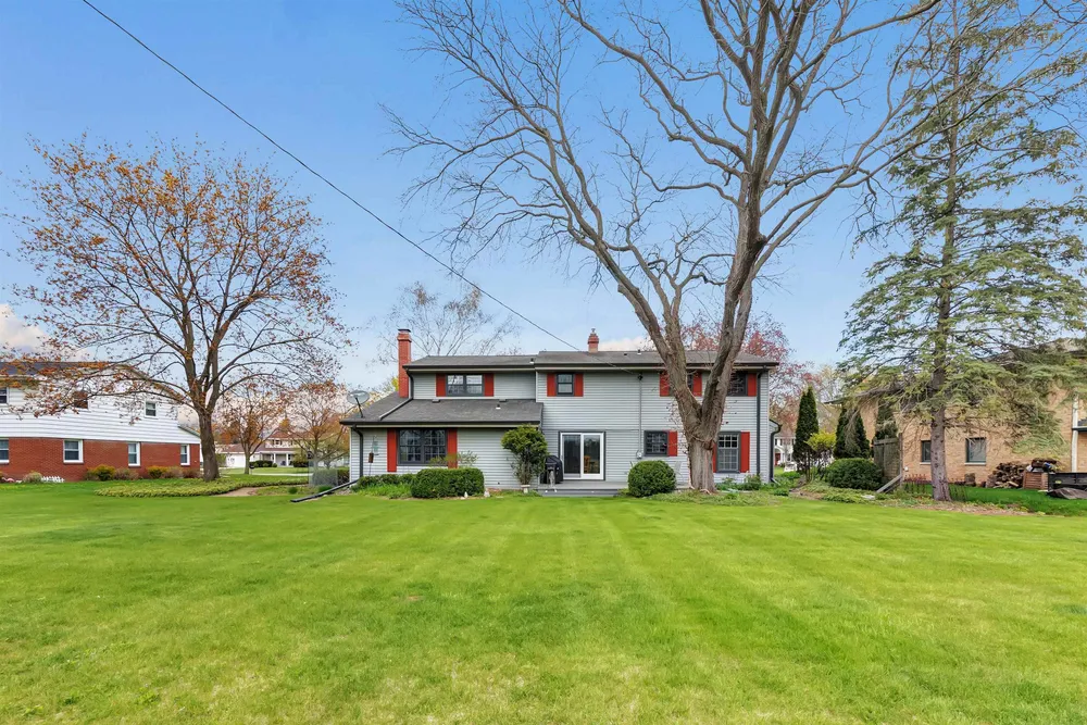 341 Roselawn Blvd, Green Bay, WI 54301
