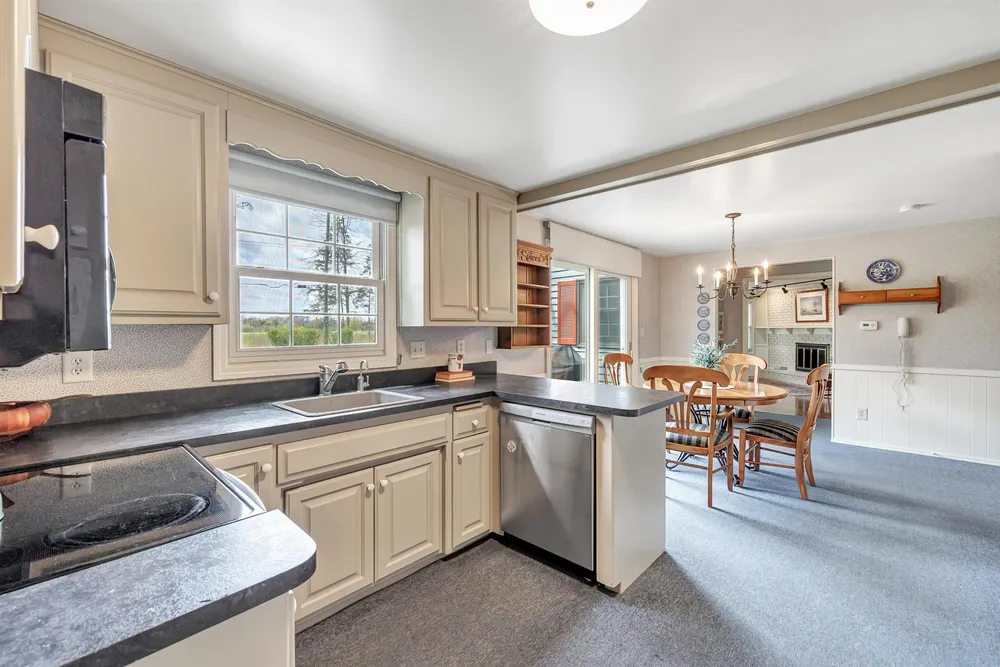 341 Roselawn Blvd, Green Bay, WI 54301