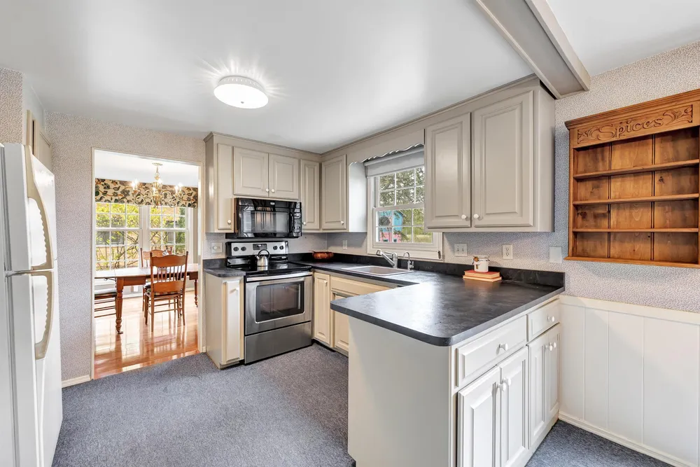 341 Roselawn Blvd, Green Bay, WI 54301