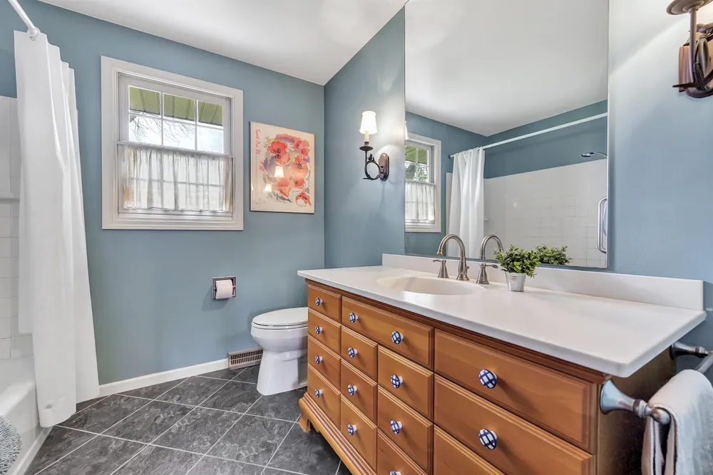 341 Roselawn Blvd, Green Bay, WI 54301