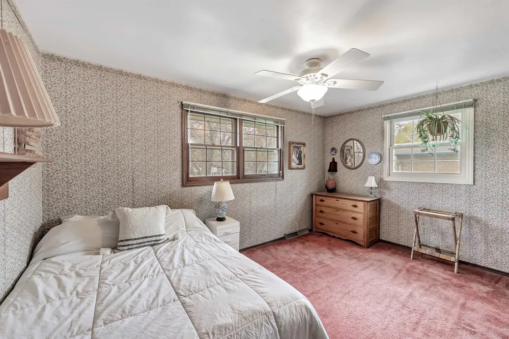 341 Roselawn Blvd, Green Bay, WI 54301