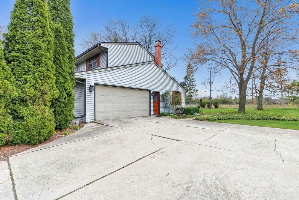 341 Roselawn Blvd, Green Bay, WI 54301