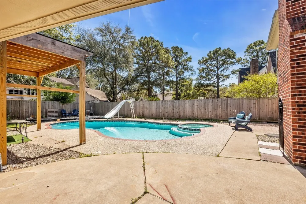 5010 Tarnbrook Dr, Houston, TX 77084