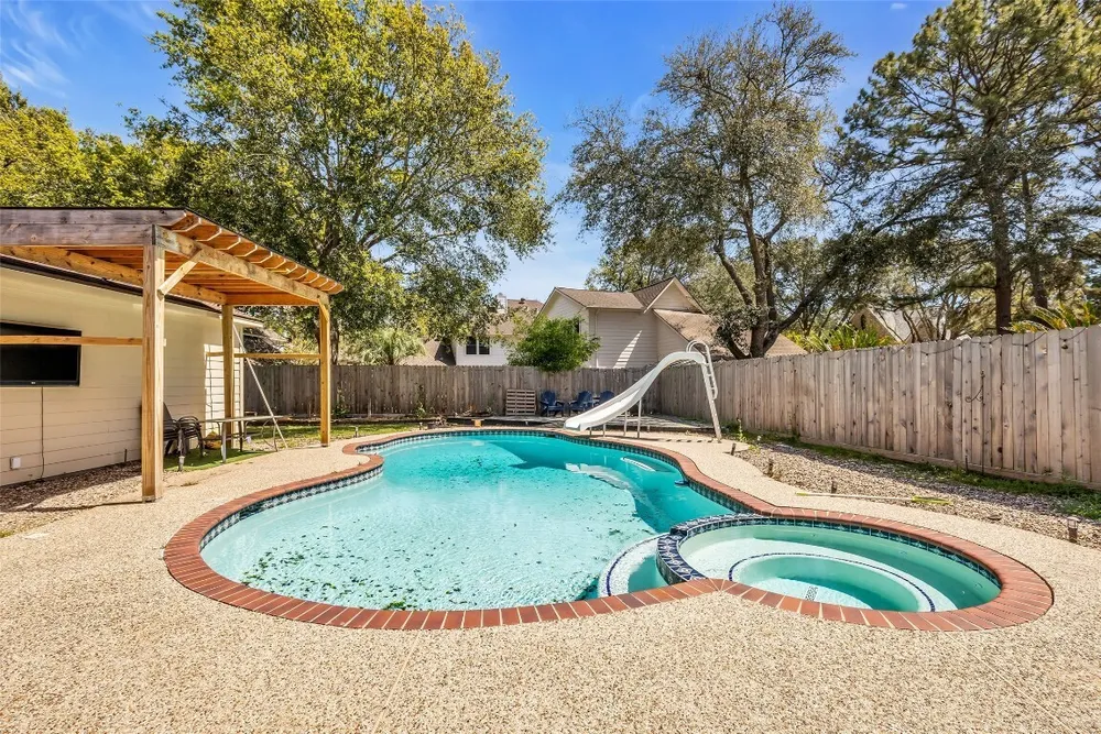 5010 Tarnbrook Dr, Houston, TX 77084