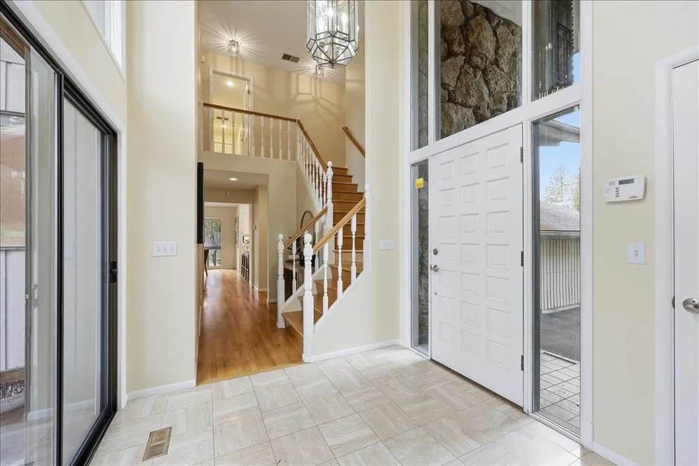 1226 E Christmas Tree Ln, Spokane, WA 99203