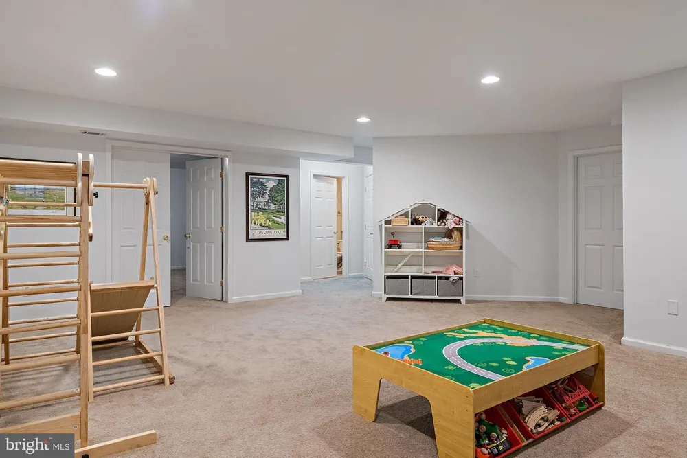 732 Pearson Point Pl, Annapolis, MD 21401