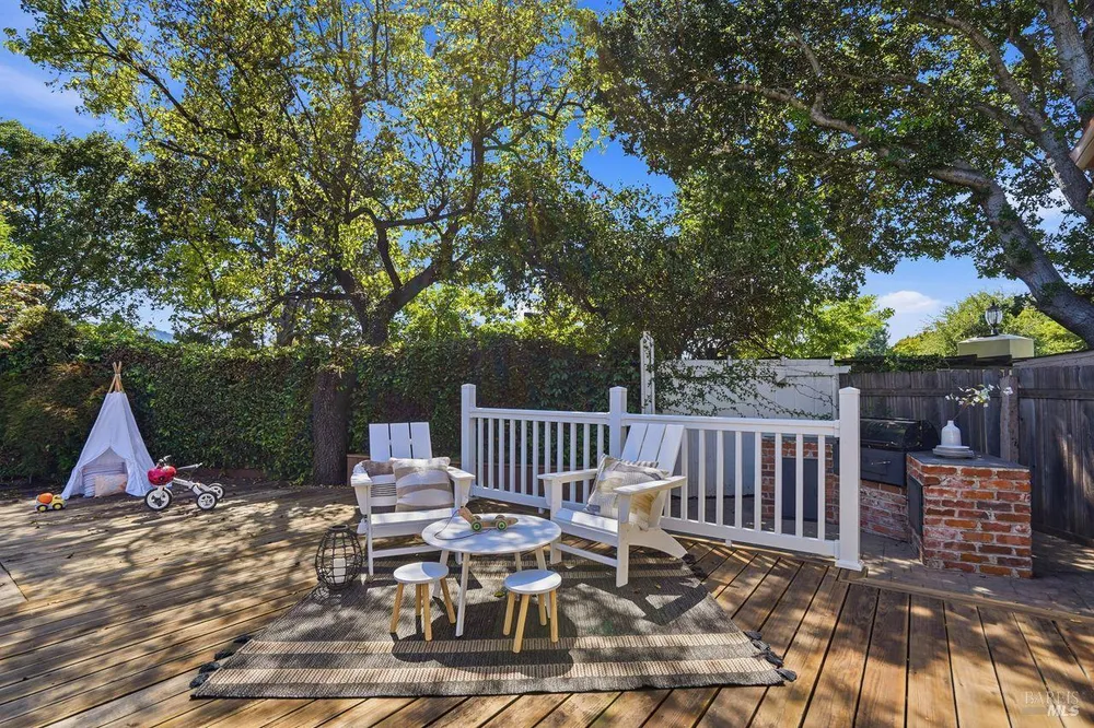 2 Via la Cumbre, Greenbrae, CA 94904