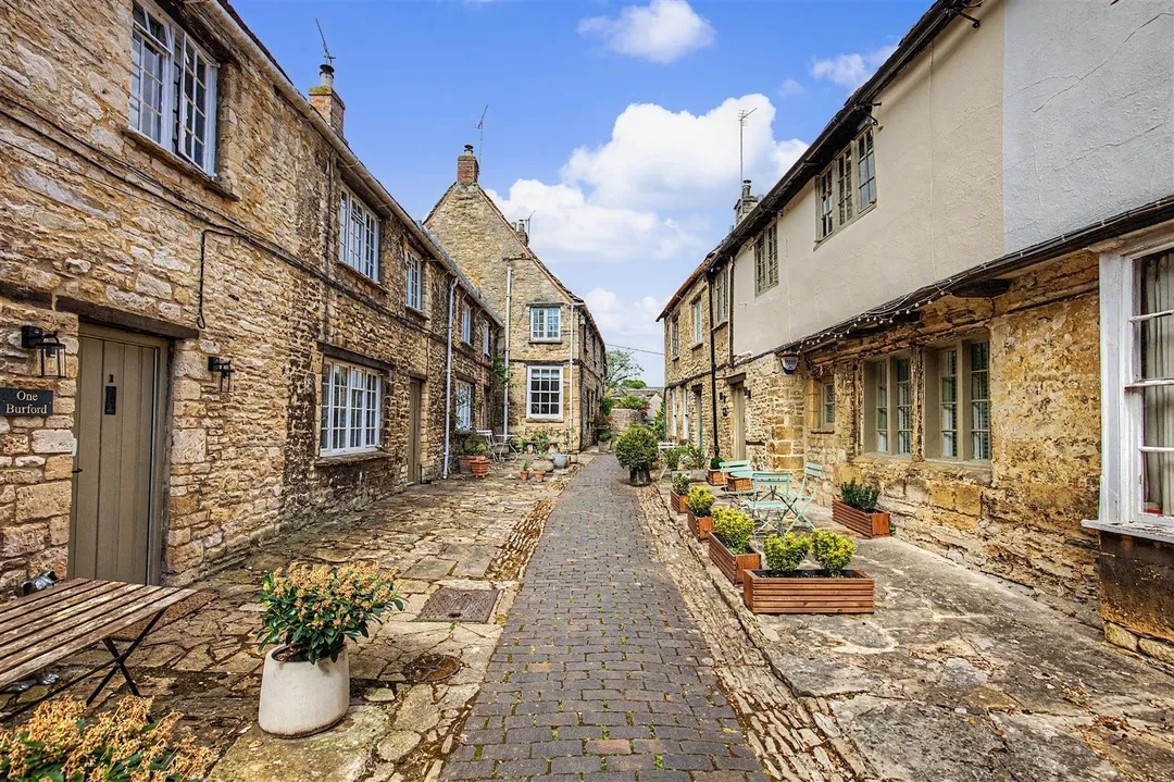 https://mr0.homeflow-assets.co.uk/files/photo/image/47207/1237/_x_/MuTqN7Slc0-pBIzpQEjXew.jpg
