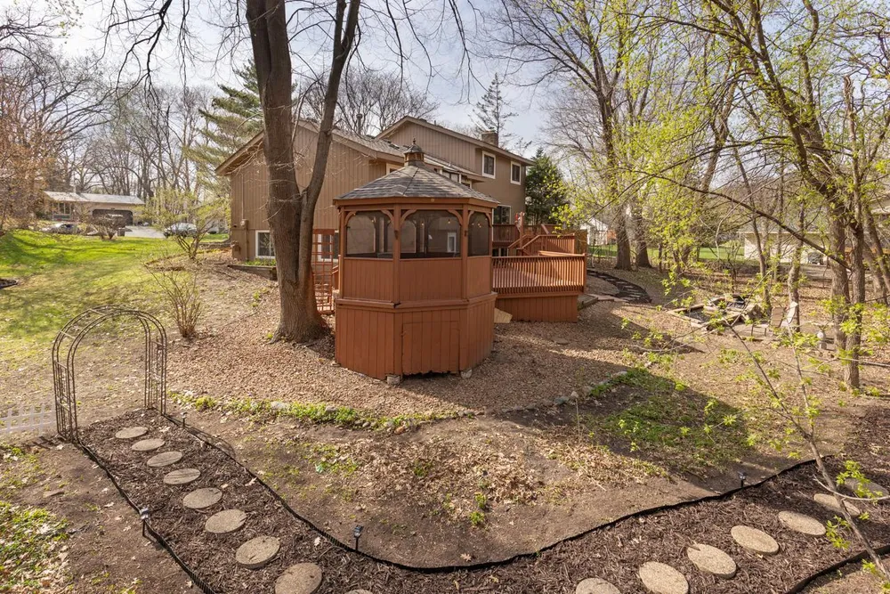 9515 Risewood Circle, Eden Prairie, MN 55347