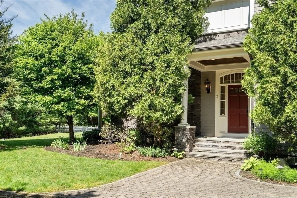 2 Stonegate Ln, Dover, MA 02030