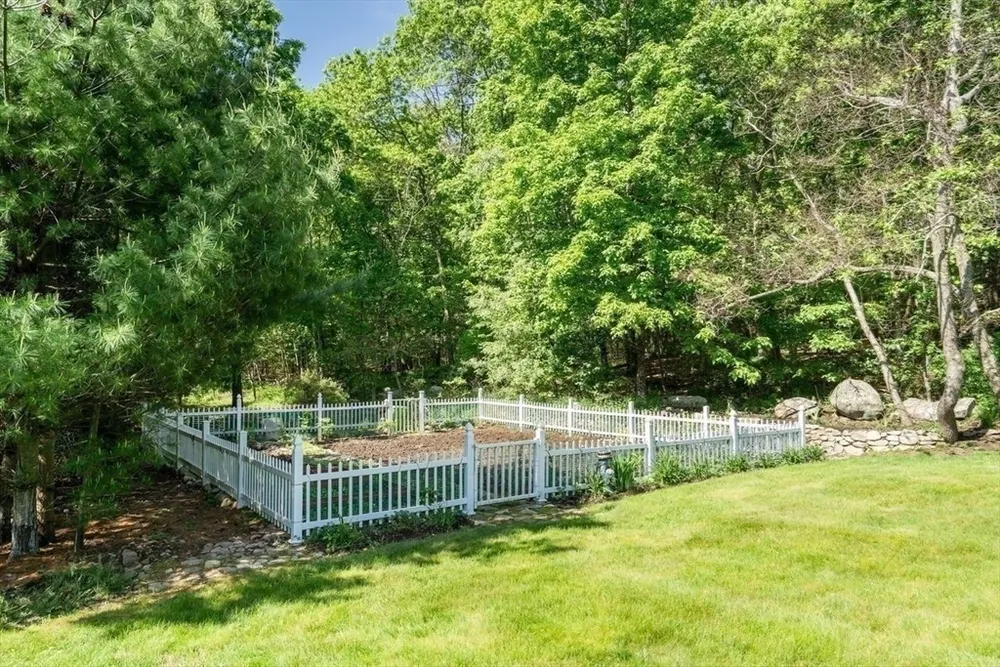 2 Stonegate Ln, Dover, MA 02030