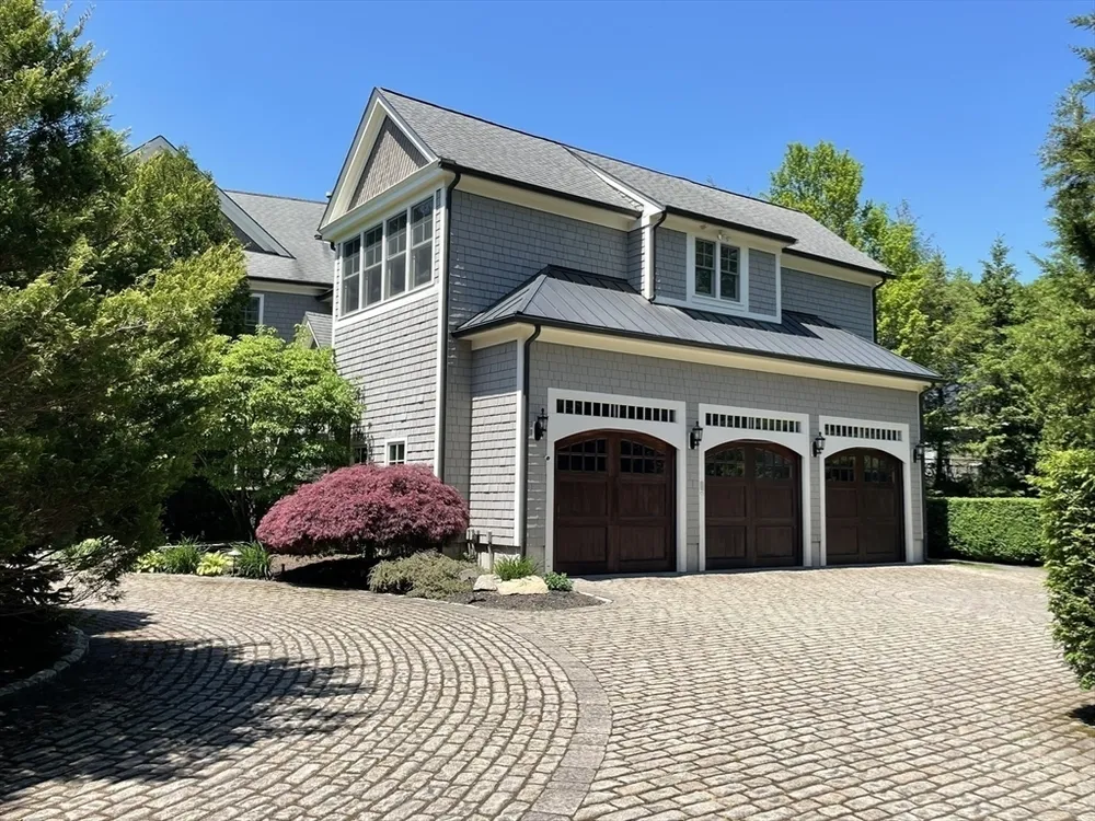 2 Stonegate Ln, Dover, MA 02030