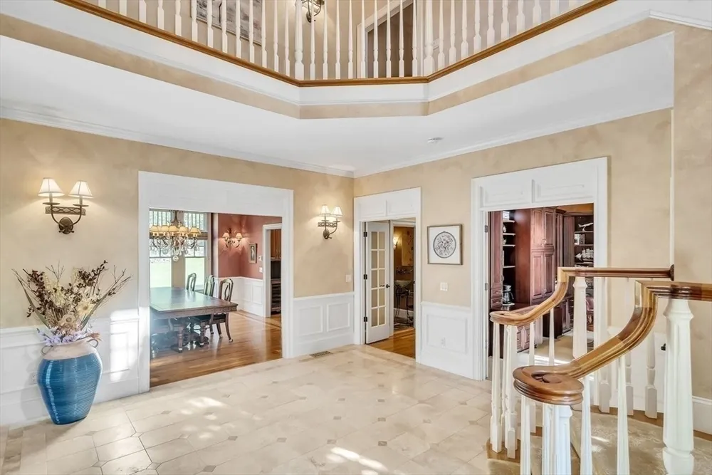 2 Stonegate Ln, Dover, MA 02030