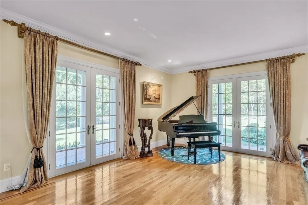 2 Stonegate Ln, Dover, MA 02030