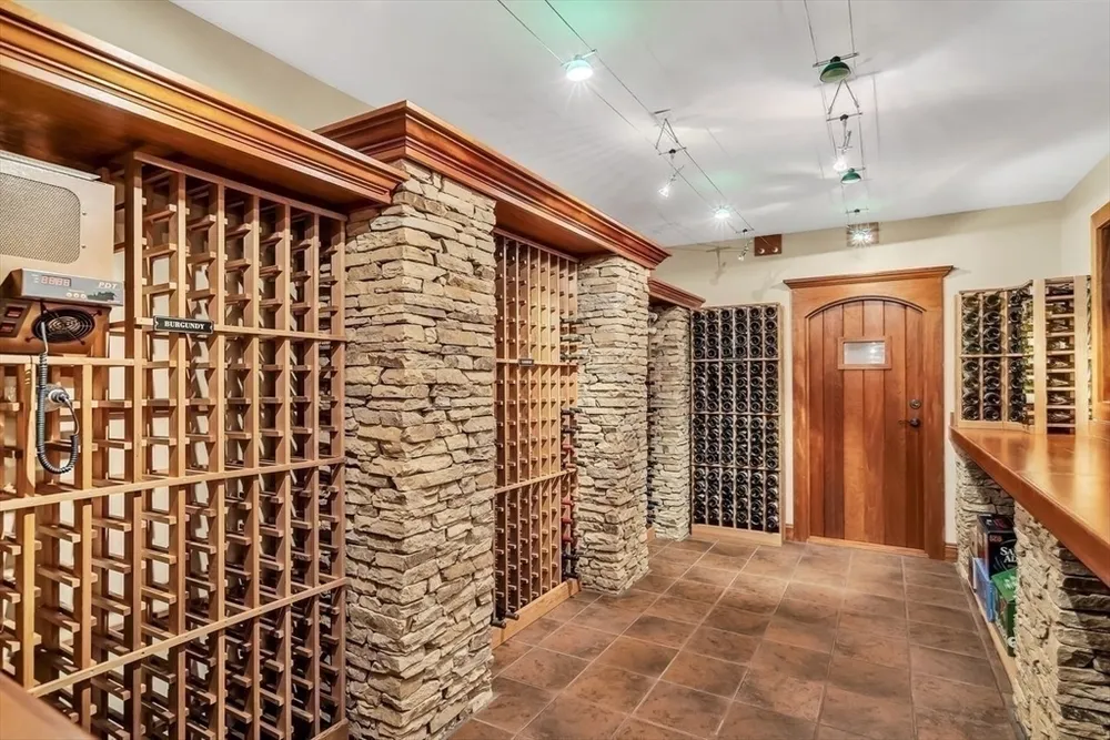 2 Stonegate Ln, Dover, MA 02030