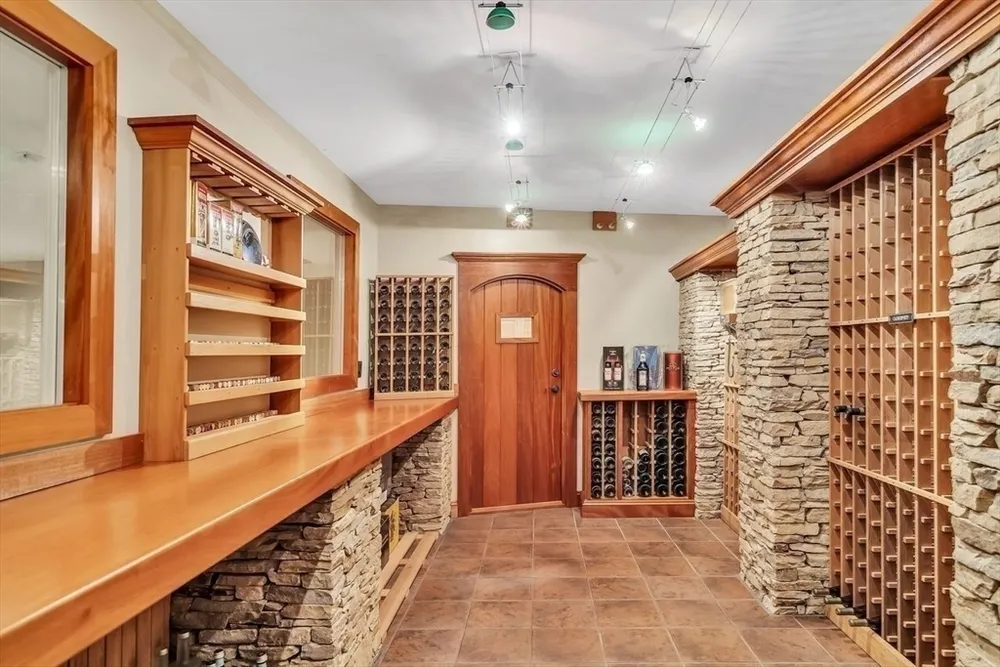 2 Stonegate Ln, Dover, MA 02030